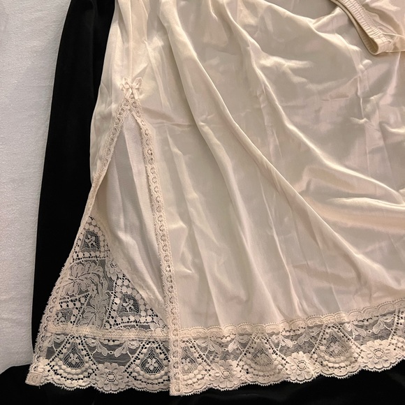 Vintage Vanity Fair half slip size large - Picture 2 of 4